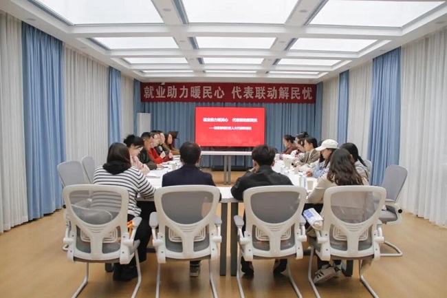 深入一線聽民意！成都市人大代表龔曉鷗在火車南站街道開展就業指導專題分享活動 第4張